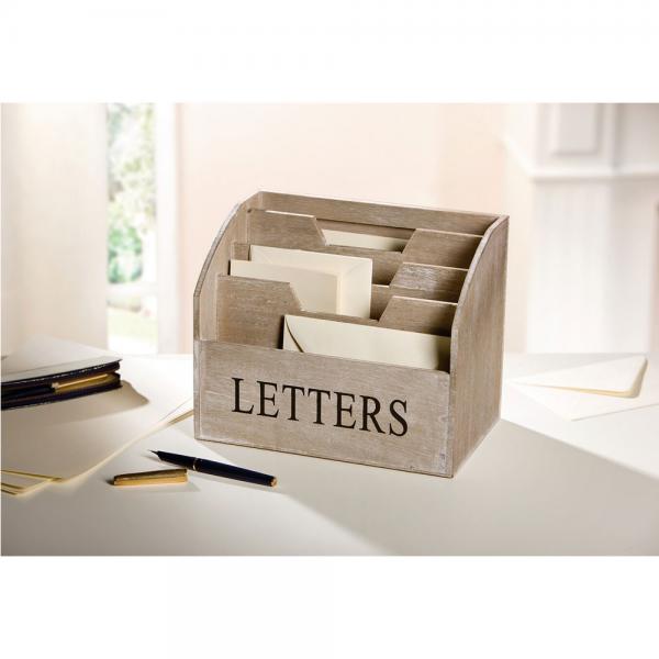 Holzbox mit der Aufschrift Letters